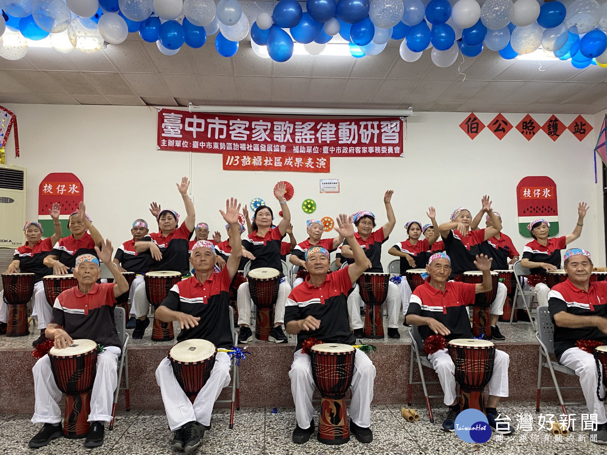 詒福社區手鼓表演,最年長者高齡93歲。