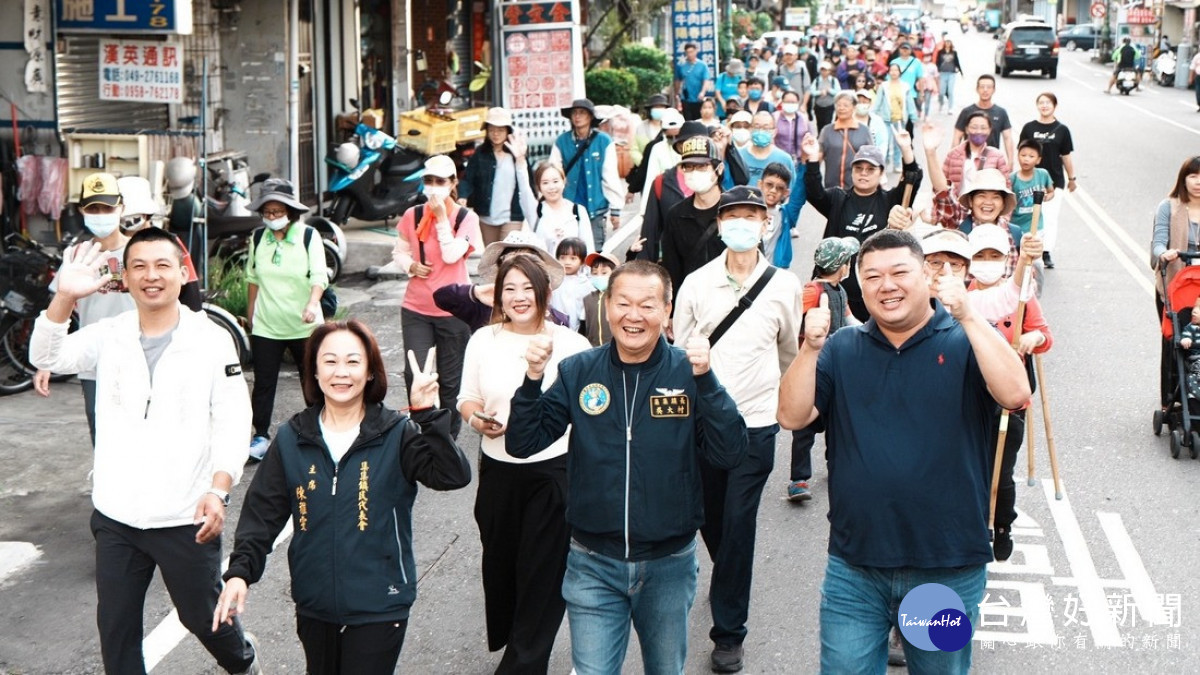 集集鎮鎮長吳大村(右2)、立法委員游顥(右1)、代表會主席陳雅雯(右3)等貴賓陪大、小朋友健走。