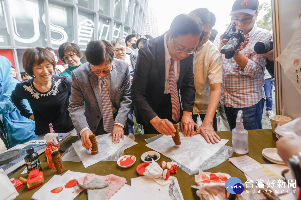 「兩岸漢字文化藝術節」戶外攤位設置各項漢字工藝,桃園市長張善政與中華文化永續發展基金會董事長劉兆玄共同體驗拓印。