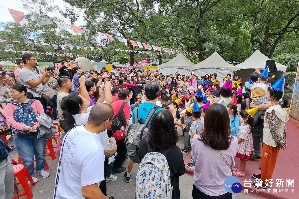 2024大龍門動漫饗魚宴眾人齊聚再現活魚宴盛況。<br /><br />