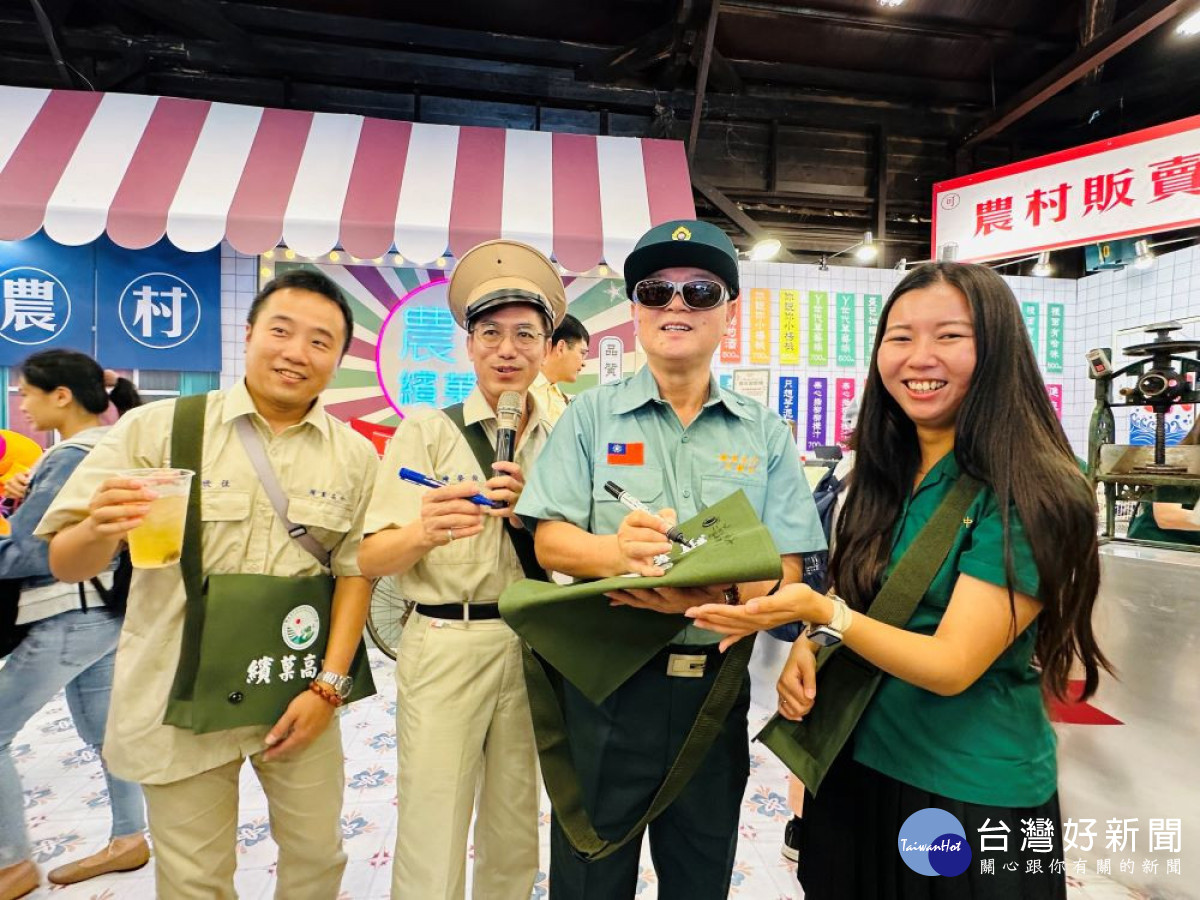 農村水保署台中分署推出的「農村繽菓室」以復古高中制服趴為主題,李鎮洋署長裝扮高中教官在活動主題書包上簽名。(圖/記者賴淑禎攝)