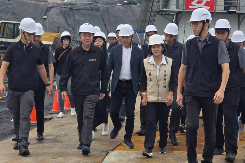 行政院長卓榮泰(前左2)9日上午前往宜蘭,視察陽明交通大學附設醫院第2期擴建計畫。中央社