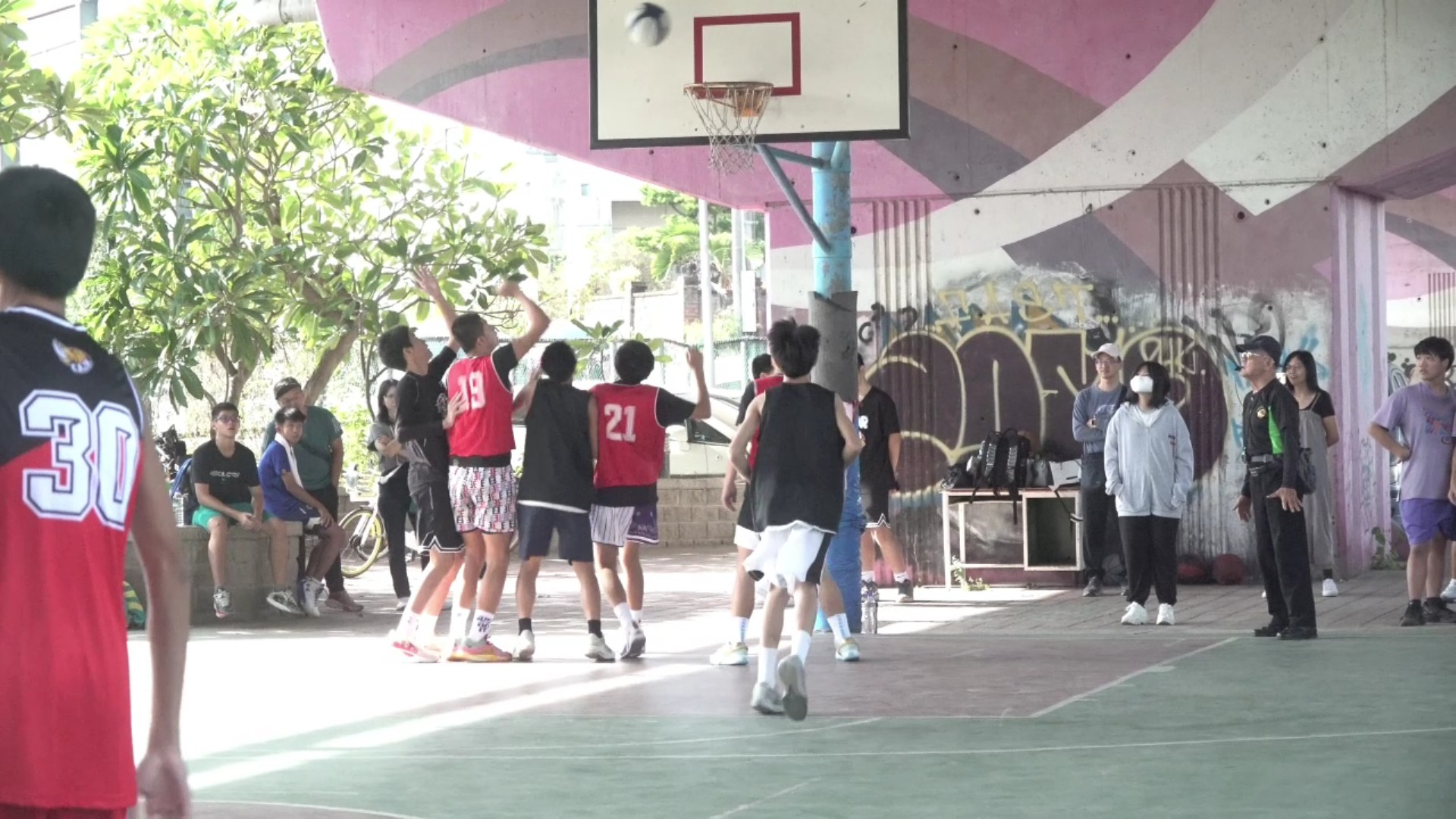 ▲彰化市第113屆市長盃三對三籃球賽在中彰運動公園熱鬧開賽,現場充滿青春活力與濃厚的競技精神。(記者張溎壕攝)