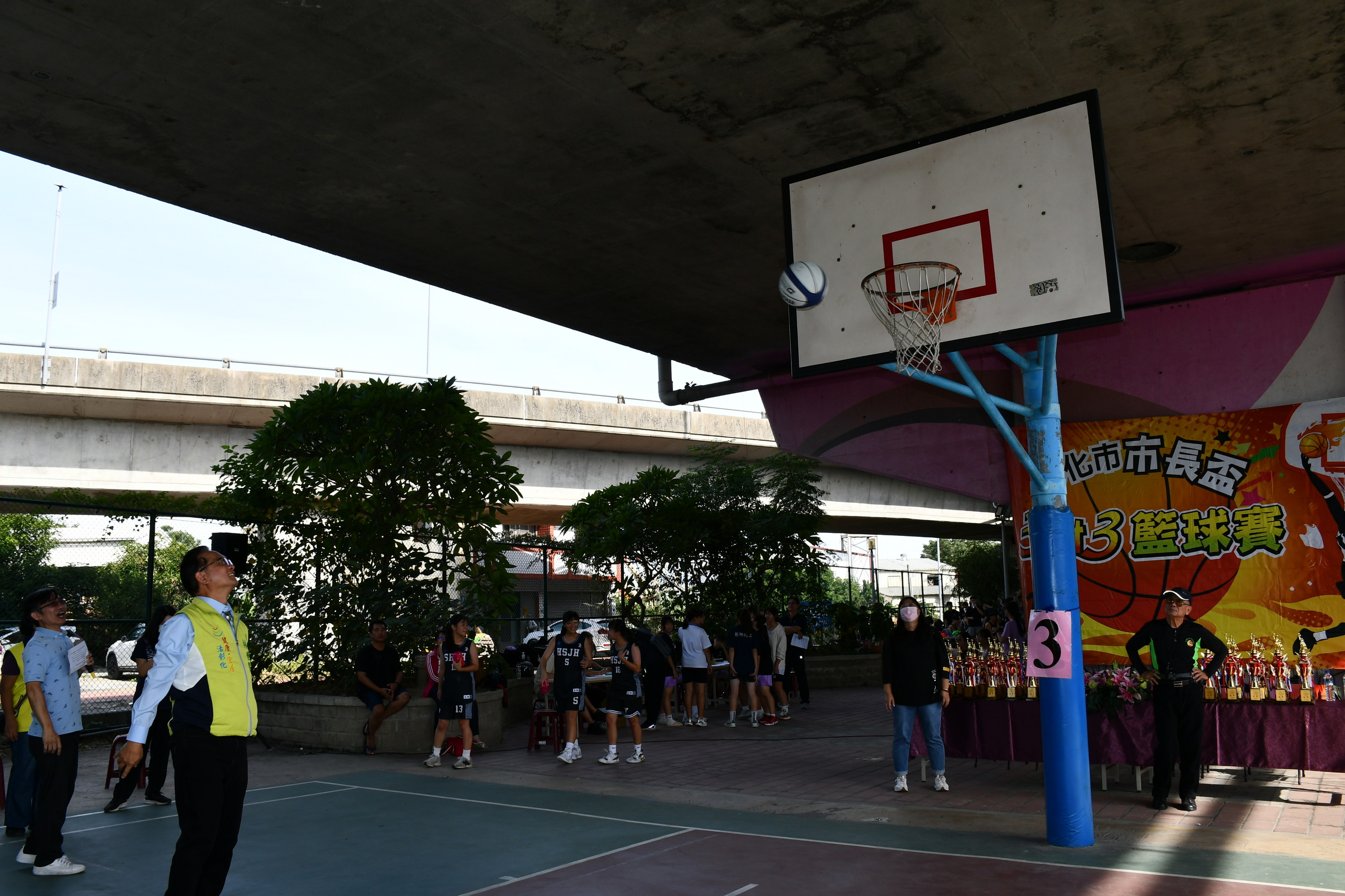 ▲彰化市第113屆市長盃三對三籃球賽在中彰運動公園熱鬧開賽，現場充滿青春活力與濃厚的競技精神。（記者張溎壕攝）