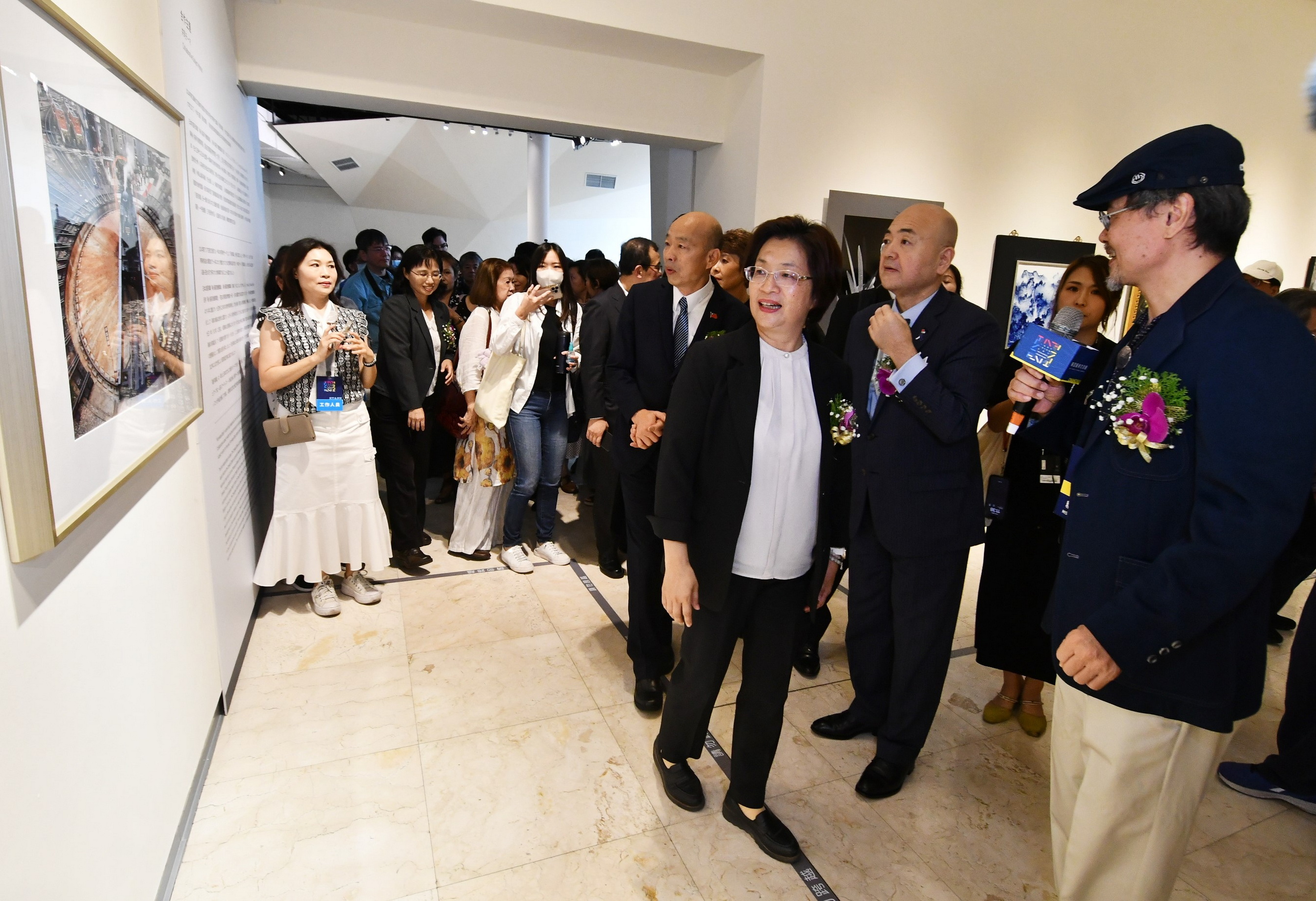 ▲2024東亞藝術交流展在縣立美術館首展，這次展覽匯聚來自日本及泰國29位國際藝術家及31位台灣本土藝術家，共展出62件經典創作。（記者張溎壕攝）