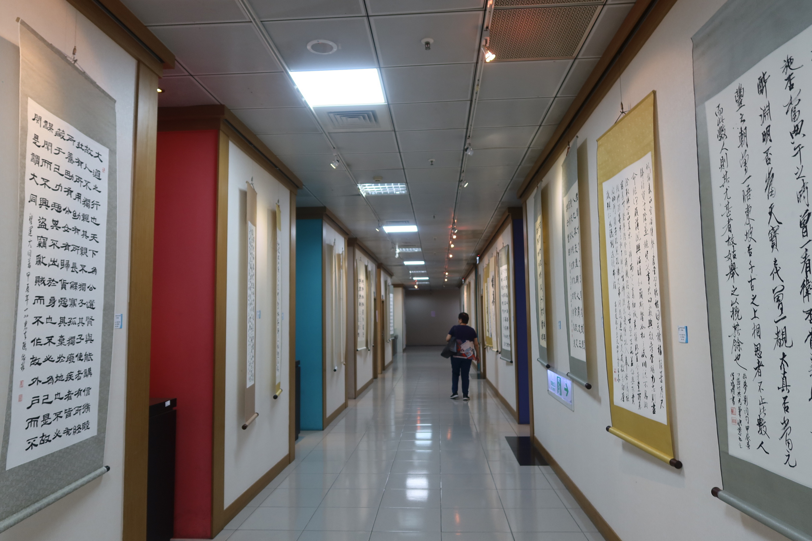 ▲彰化縣逸晉書道學會聯展於彰化市婦女學苑展出，彰化市長林世賢邀請民眾前來欣賞展出書法作品，領略書法藝術之美，體會其深遠意境。（記者張溎壕攝）