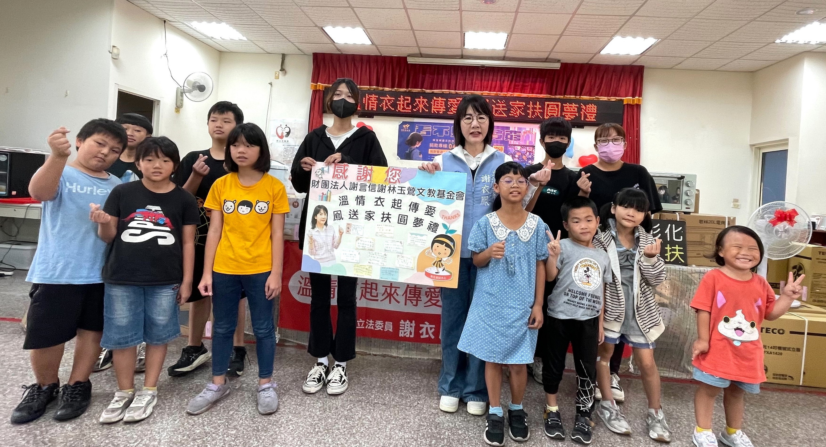 ▲謝言信謝林玉鶯文教基金會執行長立委謝衣鳳親自將圓夢助學禮物送達彰化家扶，還加碼80箱泡麵。（記者張溎壕攝）