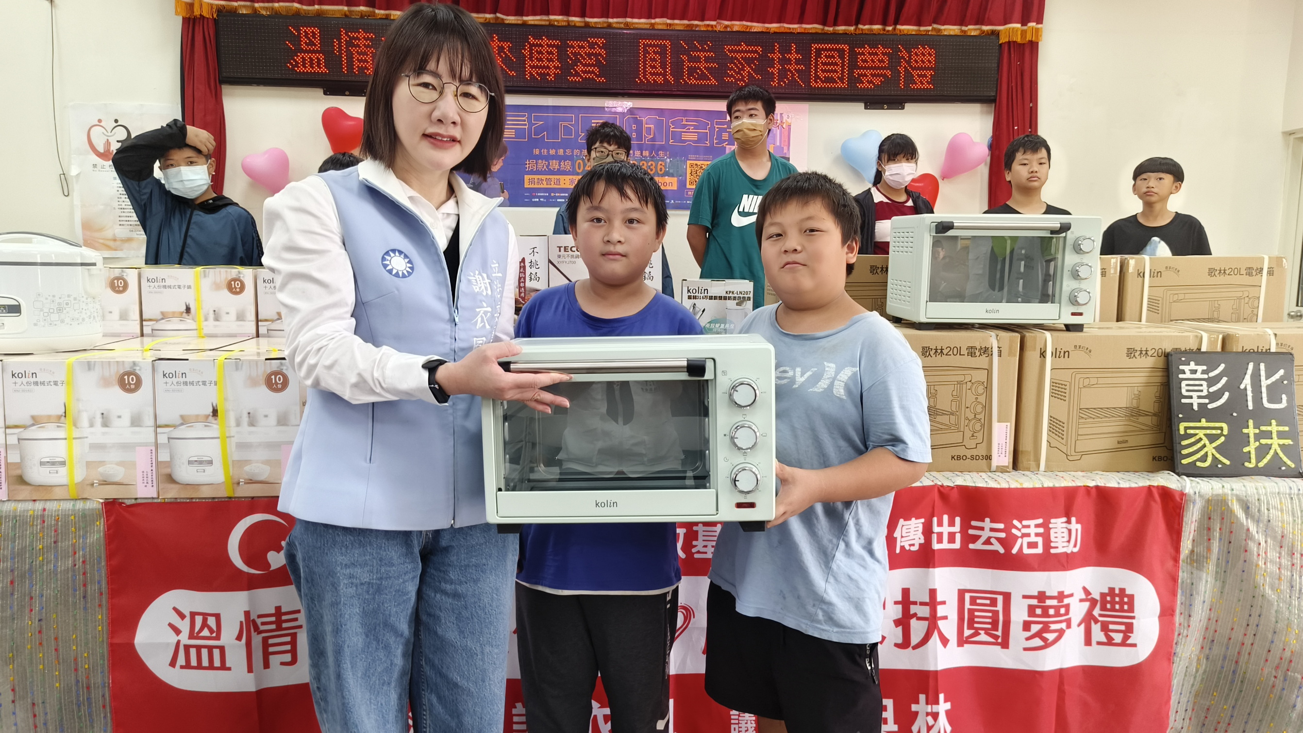 ▲謝言信謝林玉鶯文教基金會執行長立委謝衣鳳親自將圓夢助學禮物送達彰化家扶，還加碼80箱泡麵。（記者張溎壕攝）