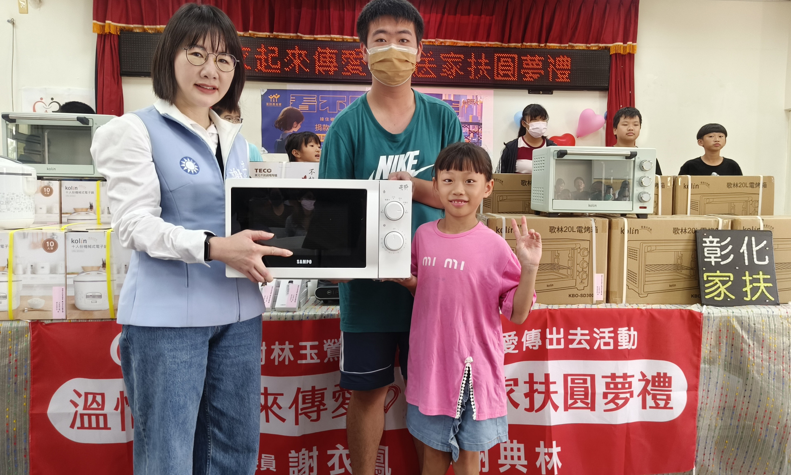 ▲謝言信謝林玉鶯文教基金會執行長立委謝衣鳳親自將圓夢助學禮物送達彰化家扶，還加碼80箱泡麵。（記者張溎壕攝）