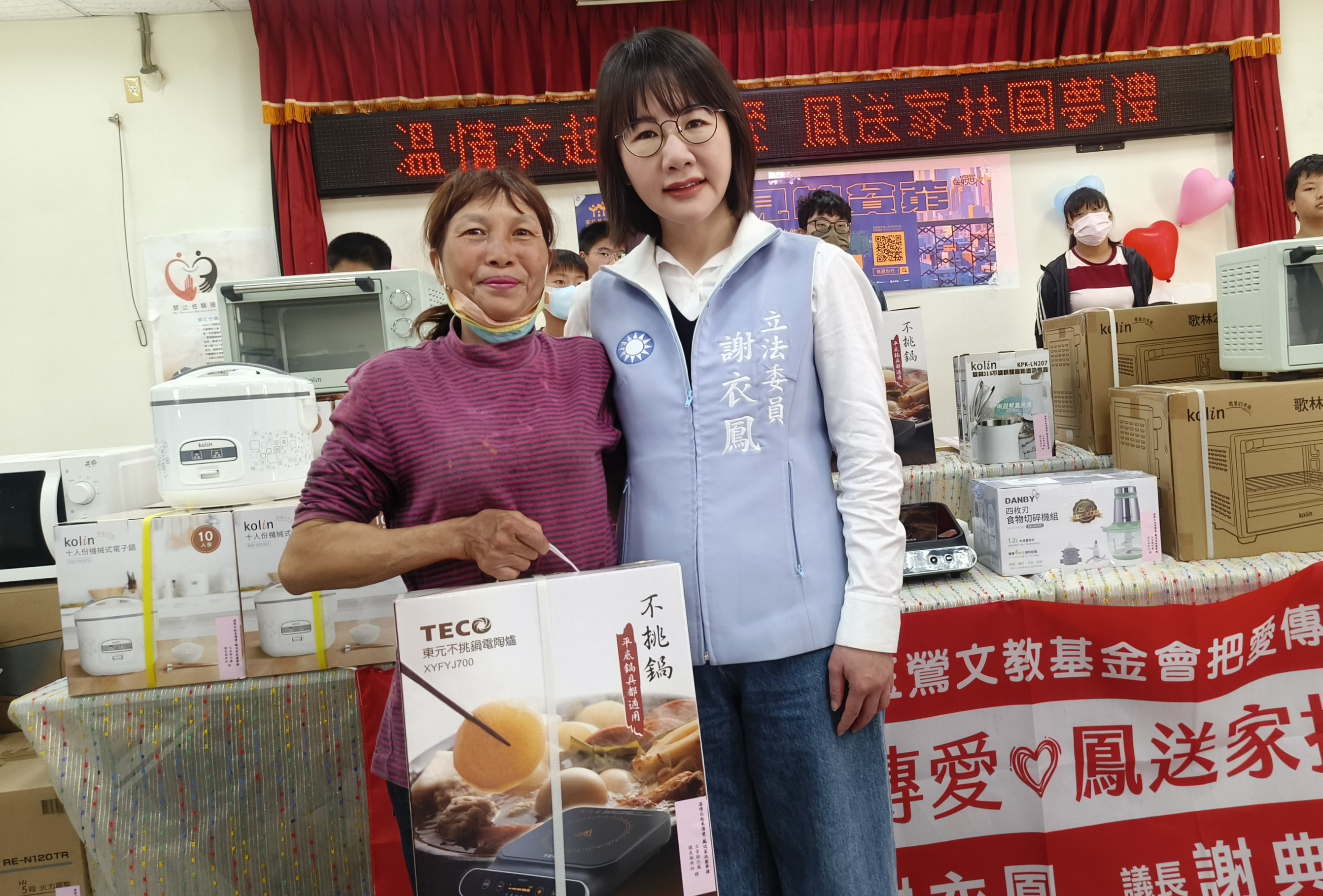 ▲謝言信謝林玉鶯文教基金會執行長立委謝衣鳳親自將圓夢助學禮物送達彰化家扶，還加碼80箱泡麵。（記者張溎壕攝）