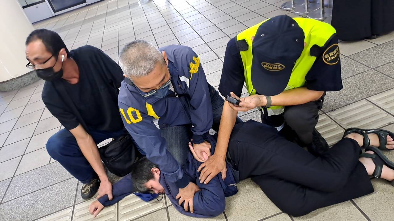 板南線驚傳傷人事件 16歲少年臉遭劃傷 乘客合力壓制持刀女嫌 板南線驚傳傷人事件 16歲少年臉遭劃傷 乘客合力壓制持刀女嫌