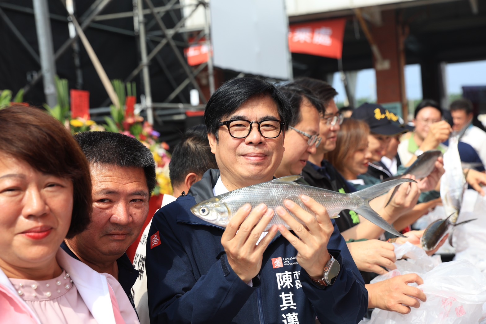 陳其邁親自推銷虱目魚,彌陀漁港「大海開吃」開幕 陳其邁親自推銷虱目魚,彌陀漁港「大海開吃」開幕