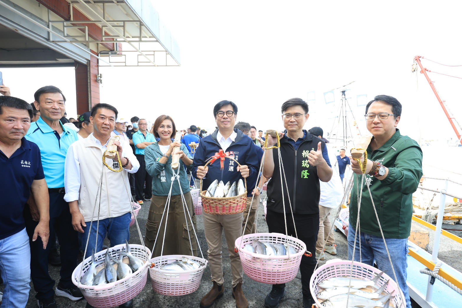 陳其邁親自推銷虱目魚,彌陀漁港「大海開吃」開幕 陳其邁親自推銷虱目魚,彌陀漁港「大海開吃」開幕