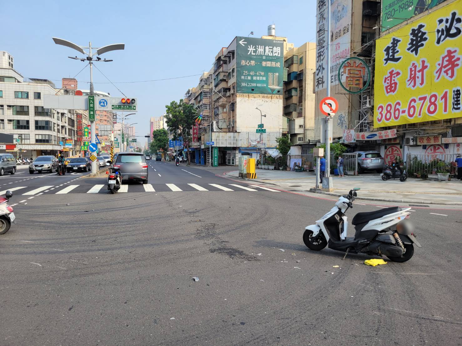 自小客車違規轉彎 兩騎士煞車不及1人噴飛命危 自小客車違規轉彎 兩騎士煞車不及1人噴飛命危