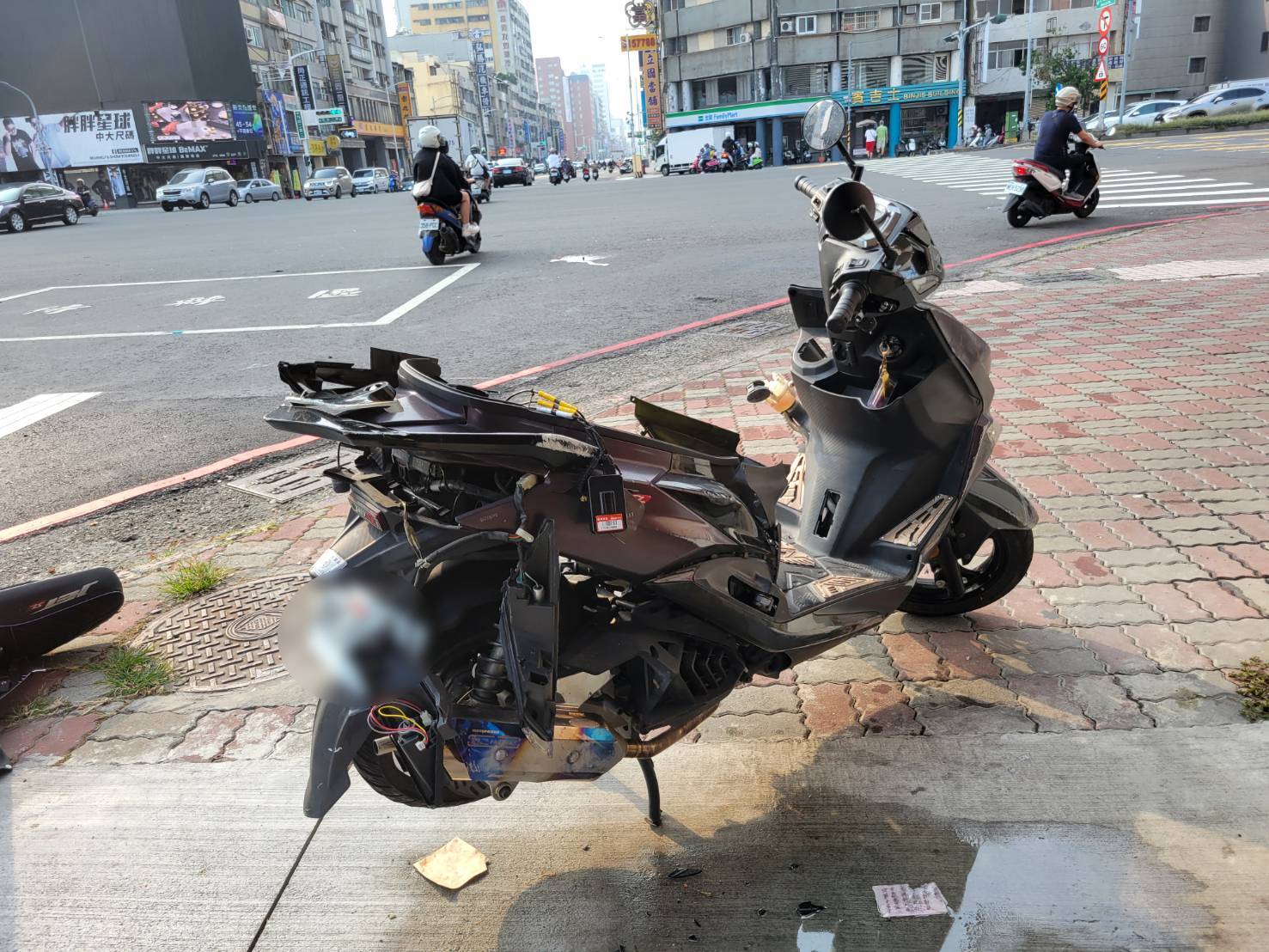 自小客車違規轉彎 兩騎士煞車不及1人噴飛命危 自小客車違規轉彎 兩騎士煞車不及1人噴飛命危