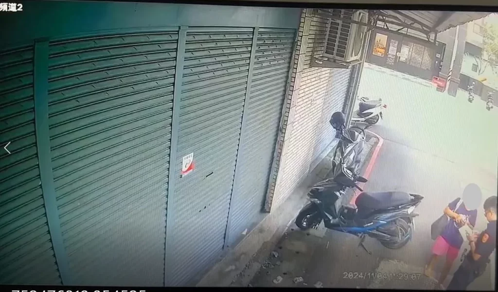 突然發現前方巷口轉角有一名婦人穿著及特徵與監視器畫面竊嫌相符,立即上前盤查
