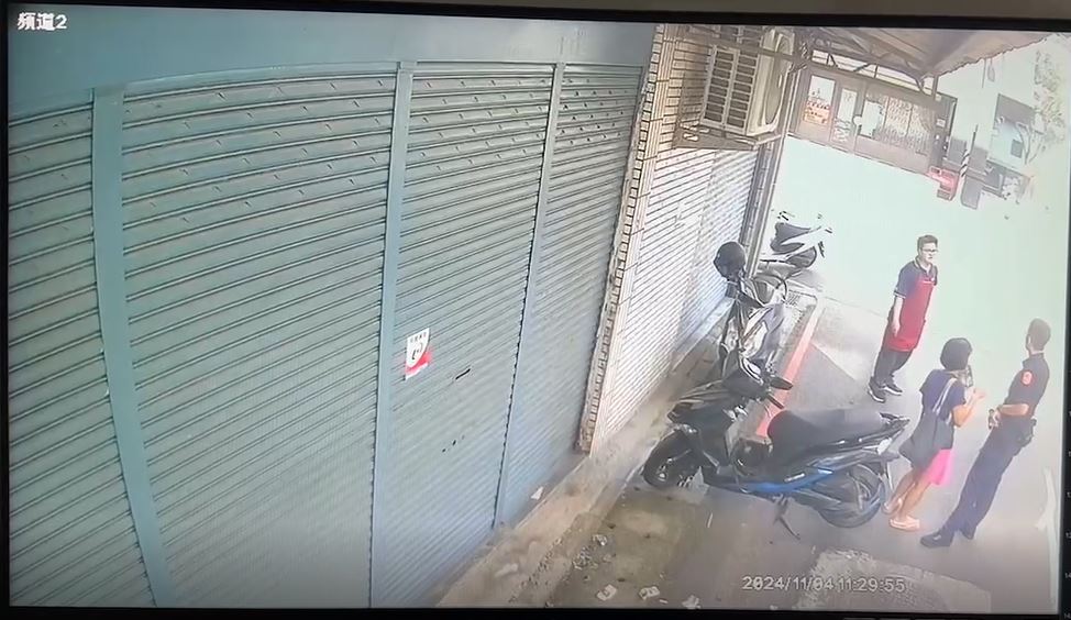同時有一名男子氣喘吁吁地跑過來,原來是這名婦人剛才又在超市內偷竊約新臺幣2000元的冷藏食品,店員發現立即追出來