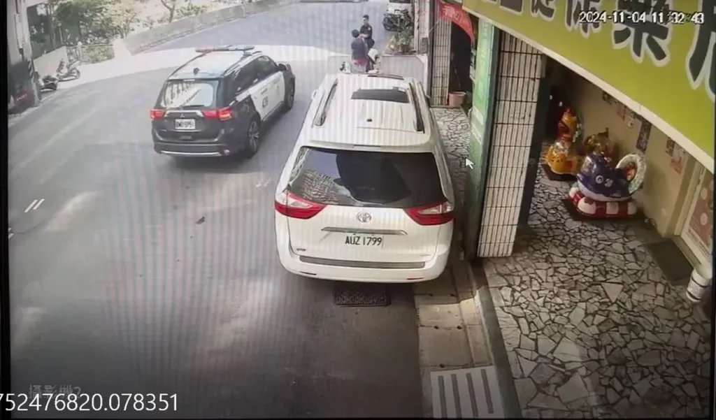 婦人正好被員警攔下盤查,店員也指認就是日前偷竊超市內食品的竊嫌
