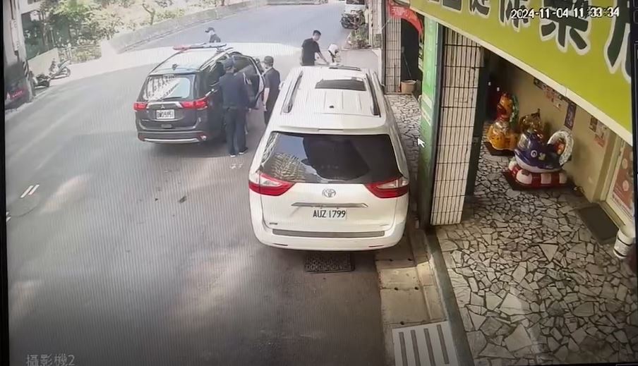 63歲的王姓婦人聲稱:因心情不好才會偷竊超市內的食品,帶回家煮給家人吃。員警也當場起獲王婦剛竊得的食品,依法逮捕以竊盜罪移請新北地檢署偵辦