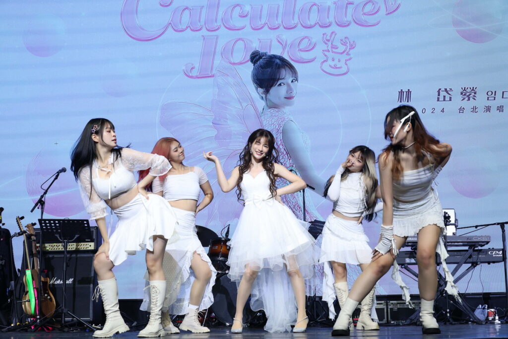 以一身雪白甜美仙女造型，搭配四名舞者，演唱自己的單曲《CalculateLove》