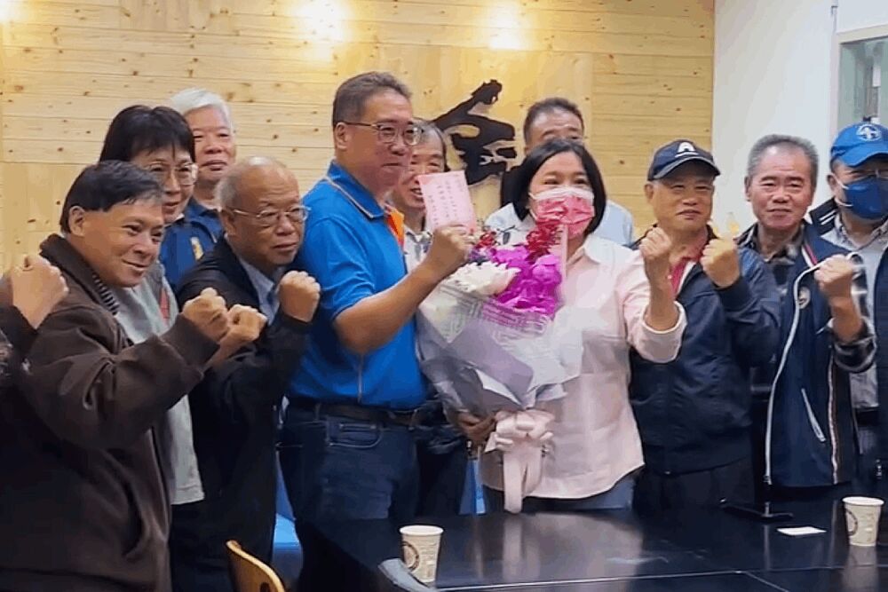 審《財劃法》遇衝突牙套鬆脫 金門鄉親接連送花力挺陳玉珍 200 照片來源:陳玉珍