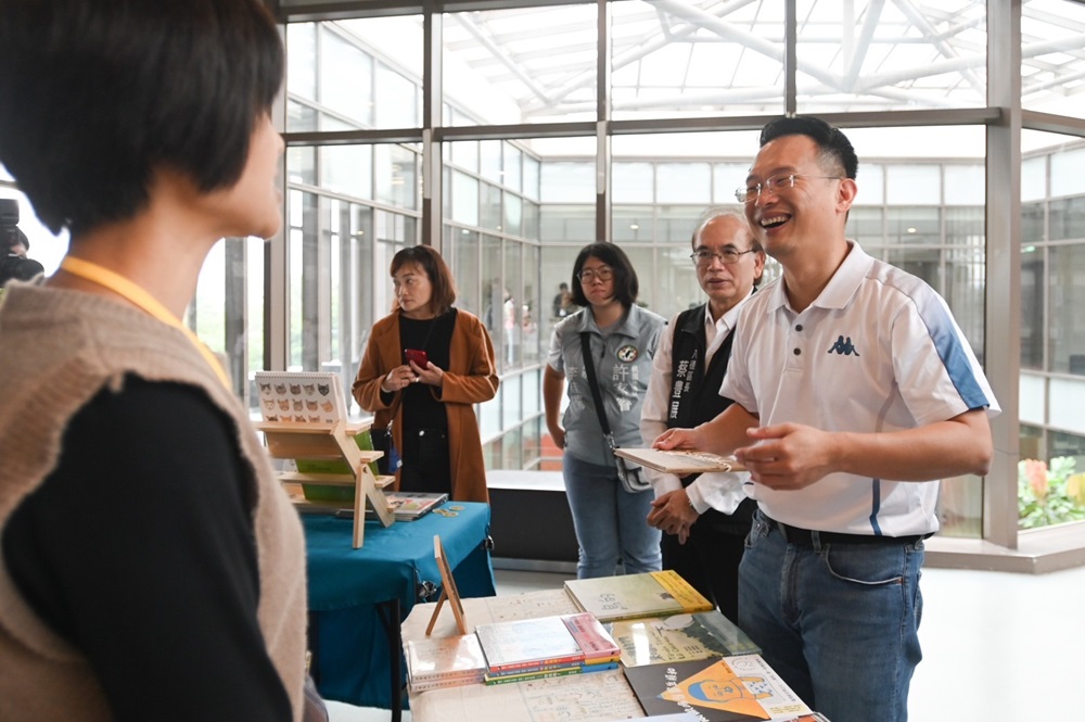 聯展開立解憂處方箋 蘇俊賓以桃園埤塘妙喻獨立書店價值 218 cnews204241109a07