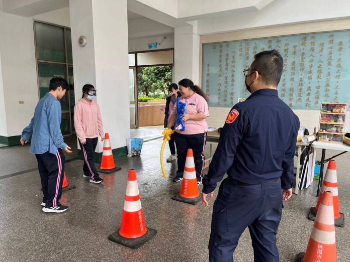 龍潭警結合新生醫專校慶 強化師生、家長交通安全觀念 26 2475209 0