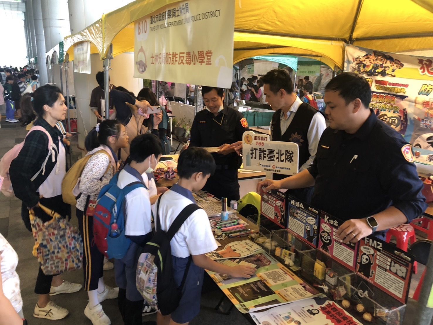 士林分局偵查隊設置的「防詐小學堂」以闖關活動,透過有獎徵答等方式向學童宣導。(記者 黃荷琇翻攝)