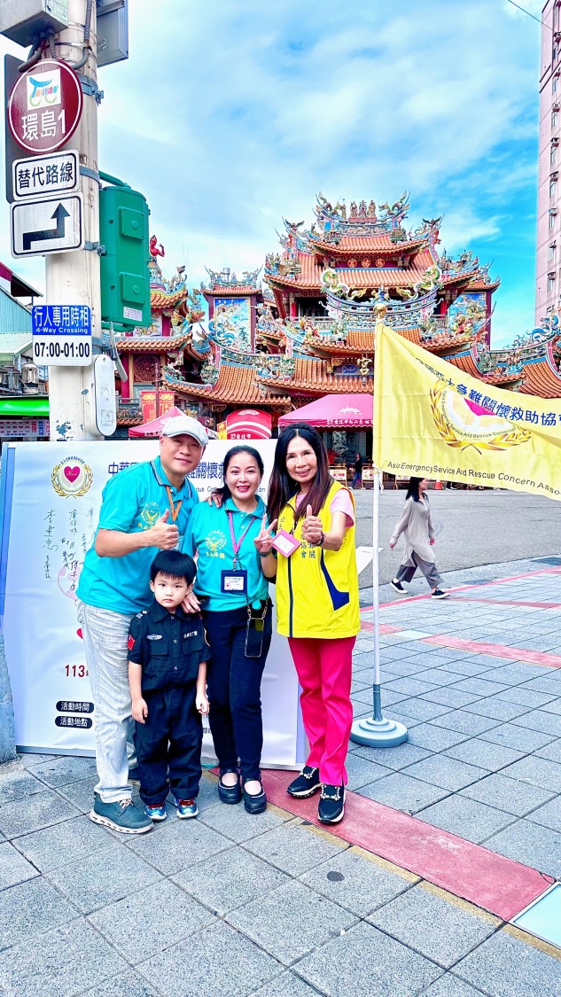 亞太急難關懷救助協會創辦人盧宜鈴(右一),北頂茶園董事長白錦祥(左一),參與此次公益活動在台北市松山慈佑宮廣場。(圖/亞太急難關懷救助協會提供)