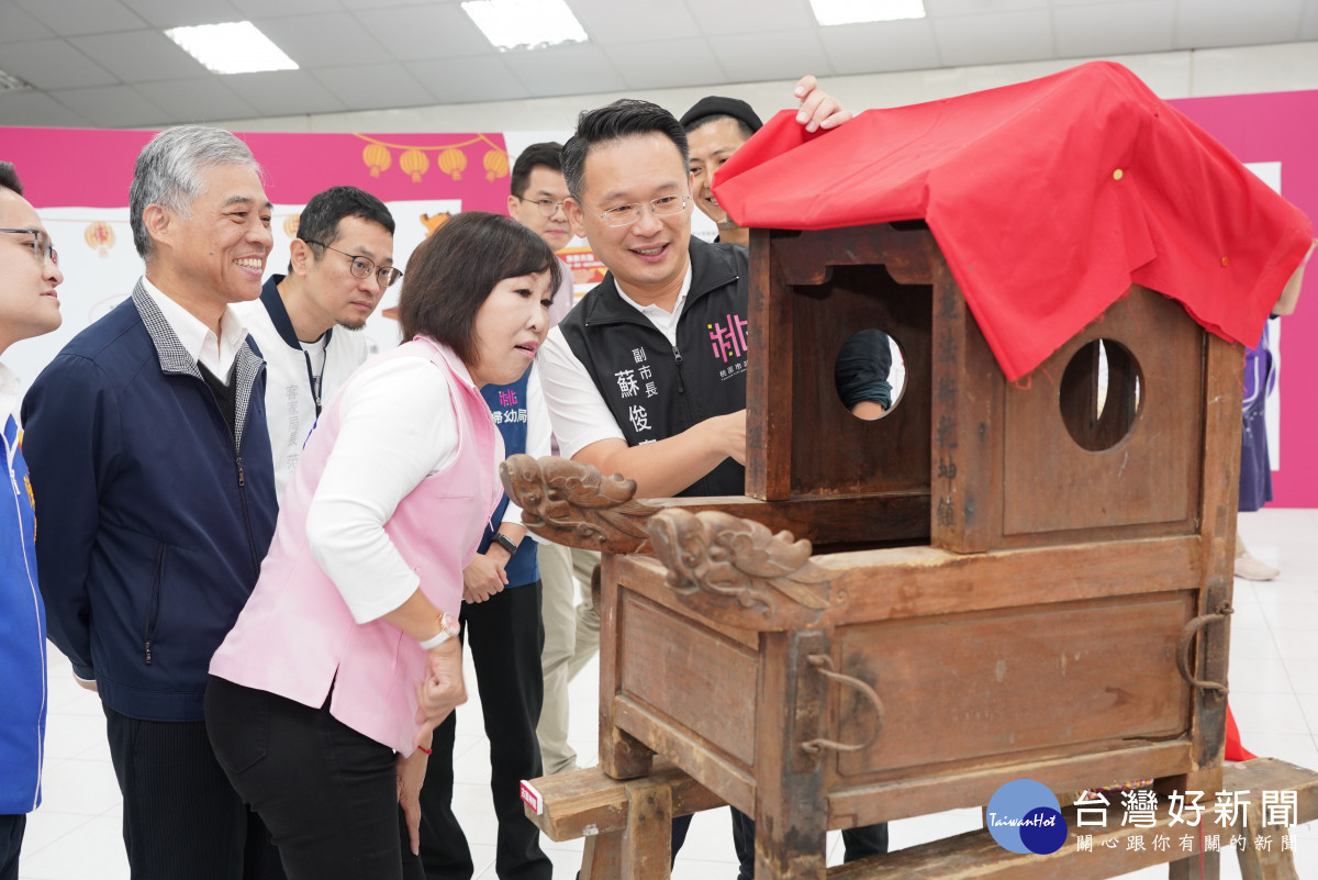 客委會范佐銘副主委及桃園市蘇俊賓副市長參觀三界爺特展中百年小神轎及三界爺信仰脈絡。<br /><br /> 