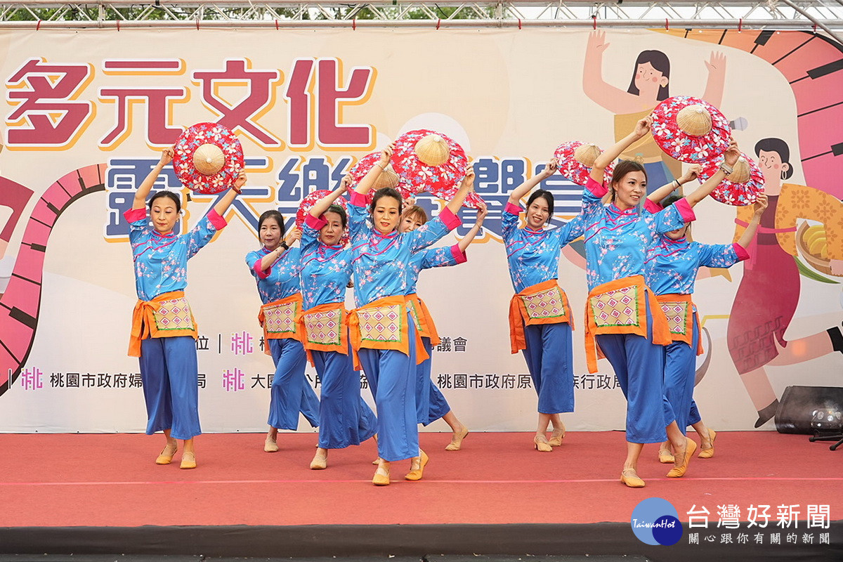 「多元文化露天樂舞饗宴」活動中,新住民及其子女展現精彩的舞蹈和音樂表演。