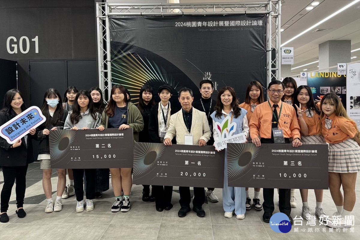 青年局長侯佳齡頒獎給PK賽前三名策展同學。<br /><br />