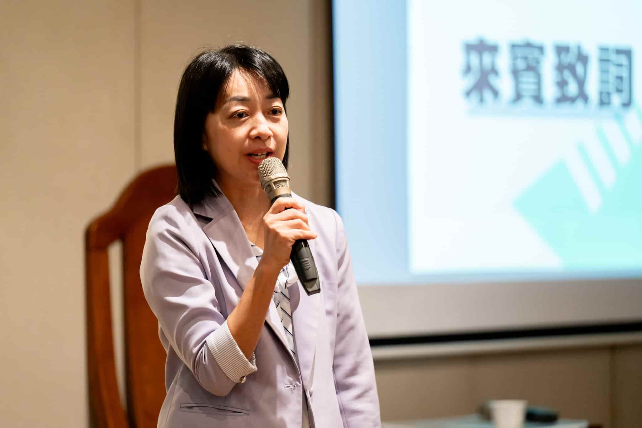 時代力量黨主席王婉諭(圖)點名民眾黨總召黃國昌在《財劃法》審查中,只顧手機直播。翻攝王婉諭臉書