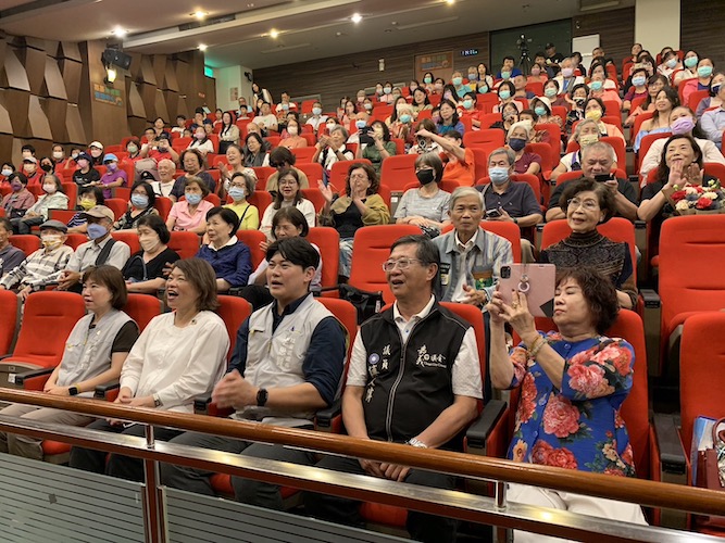 ▲黃敏惠市長、市府團隊及議員與眾多陳前部長的昔日同事，到場關懷與聆聽樂音。（圖/記者陳惲朋攝）