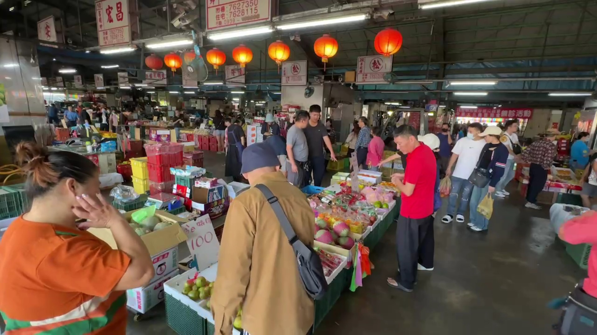 ▲113年度彰化農產品促銷嘉年華，現場不僅有免費試吃彰化特產水果的攤位，讓大家盡情享受當季水果美味。（記者張溎壕攝）