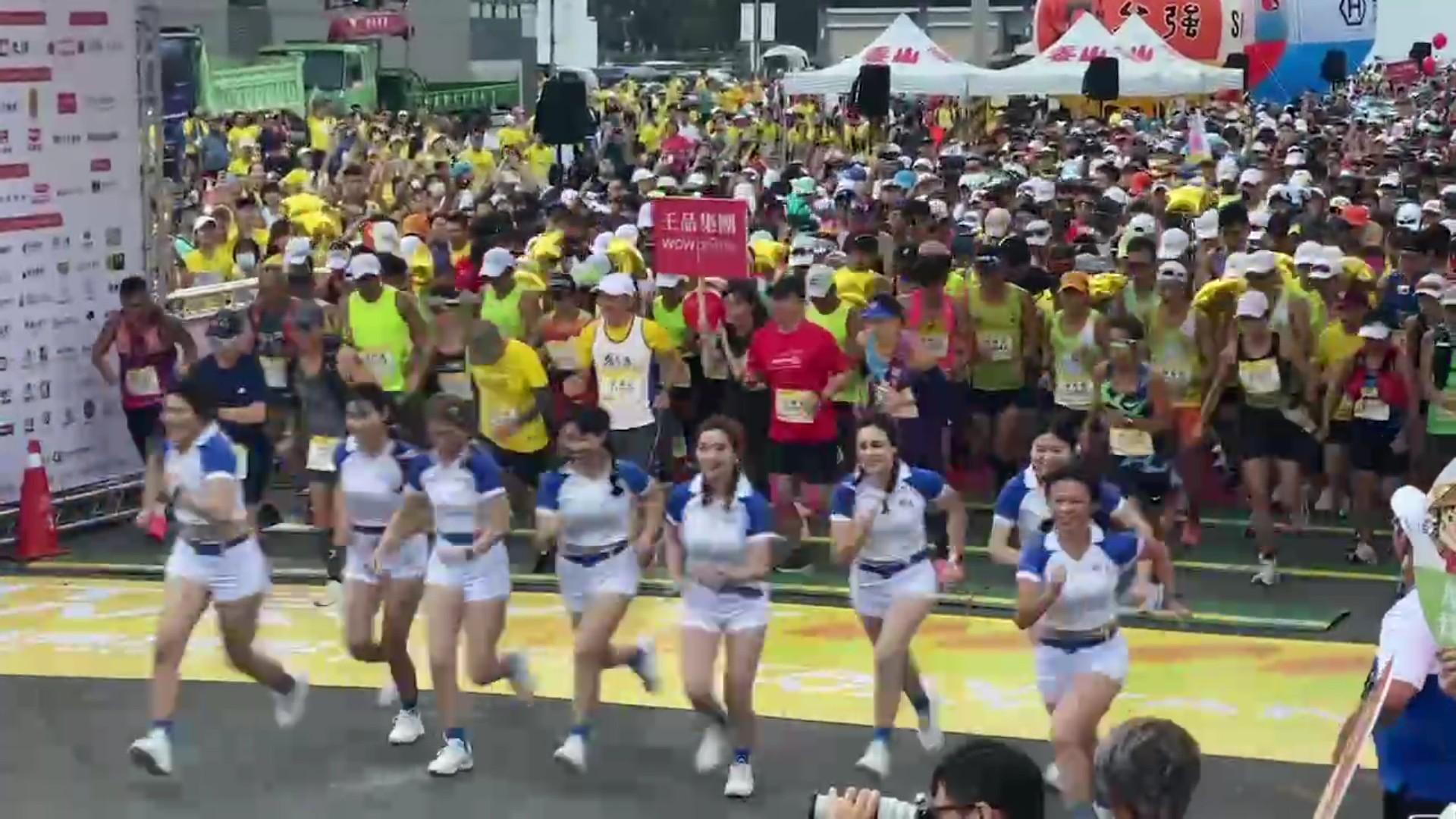 ▲田中馬拉松吸引1萬6500名選手參賽，烤乳豬、桶仔雞、牛排及日本長野縣麝香葡萄等美食，為選手補給。（記者張溎壕攝）