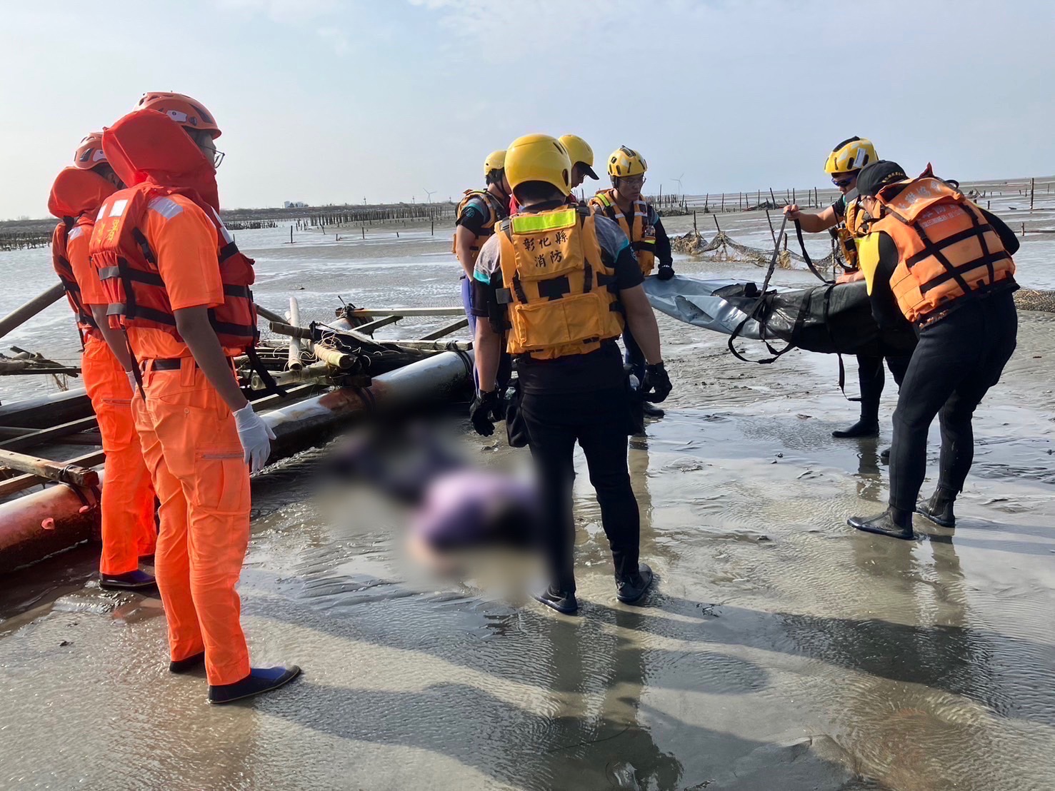▲芳苑鄉王功漁港海堤外沙灘採蚵區,發生遊客溺水失蹤案,婦人至王功漁港觀賞夕陽在拍照的過程中,不慎遭漲潮海浪給捲走。(海巡署提供)