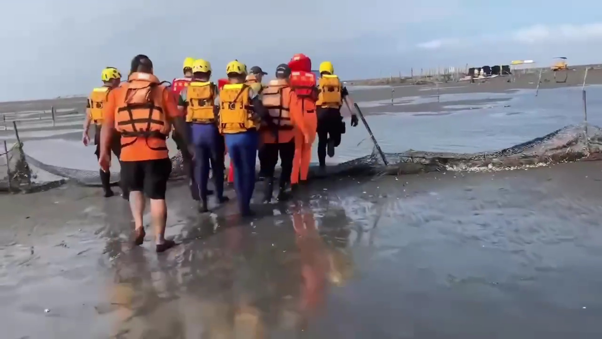 ▲芳苑鄉王功漁港海堤外沙灘採蚵區，發生遊客溺水失蹤案，婦人至王功漁港觀賞夕陽在拍照的過程中，不慎遭漲潮海浪給捲走。（海巡署提供）