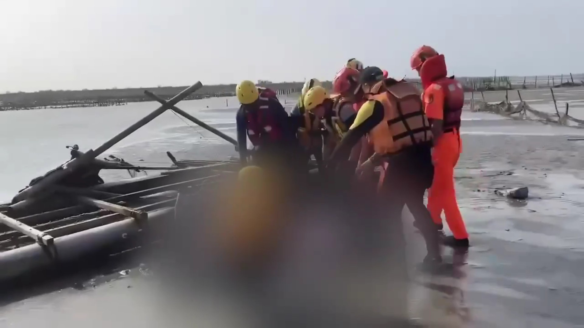 ▲芳苑鄉王功漁港海堤外沙灘採蚵區，發生遊客溺水失蹤案，婦人至王功漁港觀賞夕陽在拍照的過程中，不慎遭漲潮海浪給捲走。（海巡署提供）
