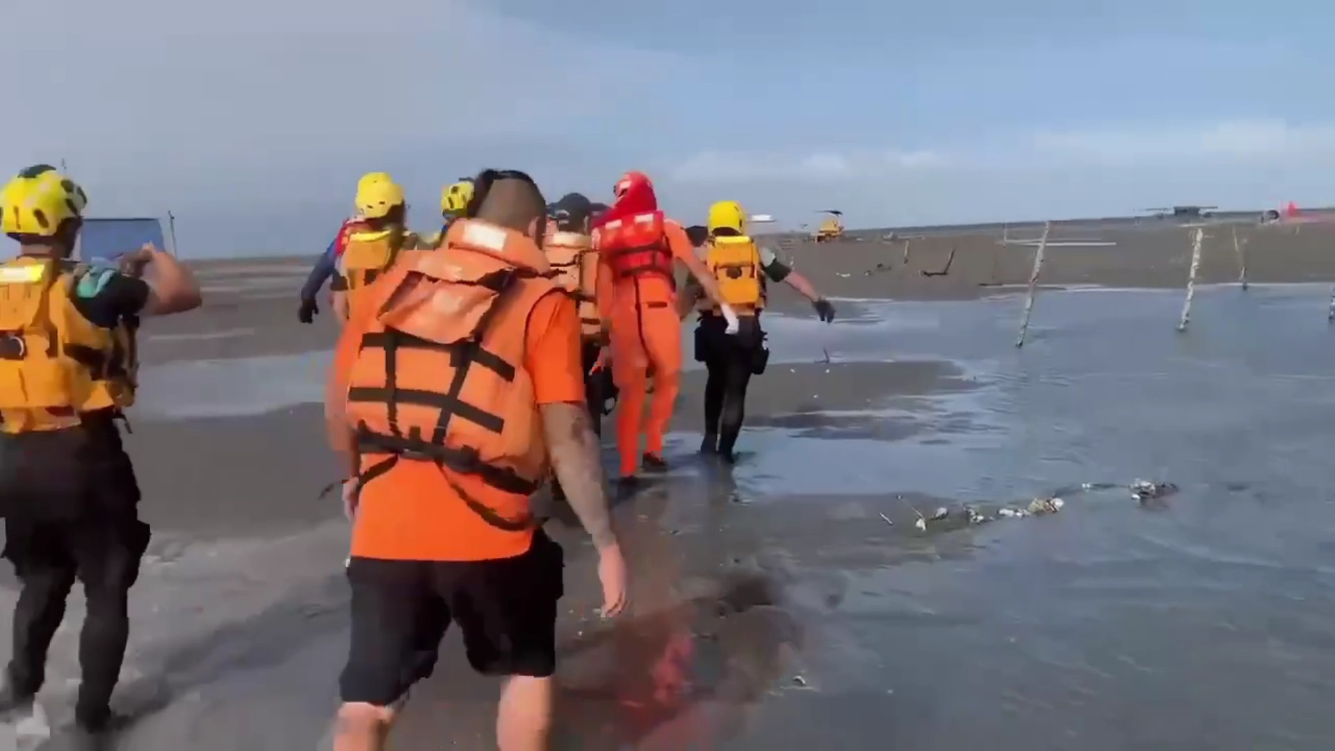 ▲芳苑鄉王功漁港海堤外沙灘採蚵區，發生遊客溺水失蹤案，婦人至王功漁港觀賞夕陽在拍照的過程中，不慎遭漲潮海浪給捲走。（海巡署提供）