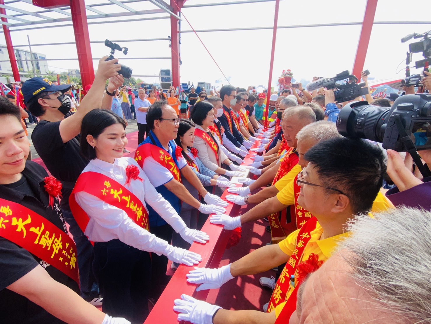▲10日上午舉行114-115年土庫股過港小爐紅壇新建工程上樑儀式,由縣長張麗善、文化觀光處處長陳璧君,立委丁學忠、張嘉郡、劉建國,多位議員以及土庫鎮長陳特凱、斗南鎮長沈暉勛、虎尾鎮長林嘉弘及土庫鎮民代表會主席王錦文等多位地方民代、社團法人中華民國六房媽會執事人員、114-115值年爐主林奕圳等人共同擔任扶樑官。(記者陳雅琪攝)