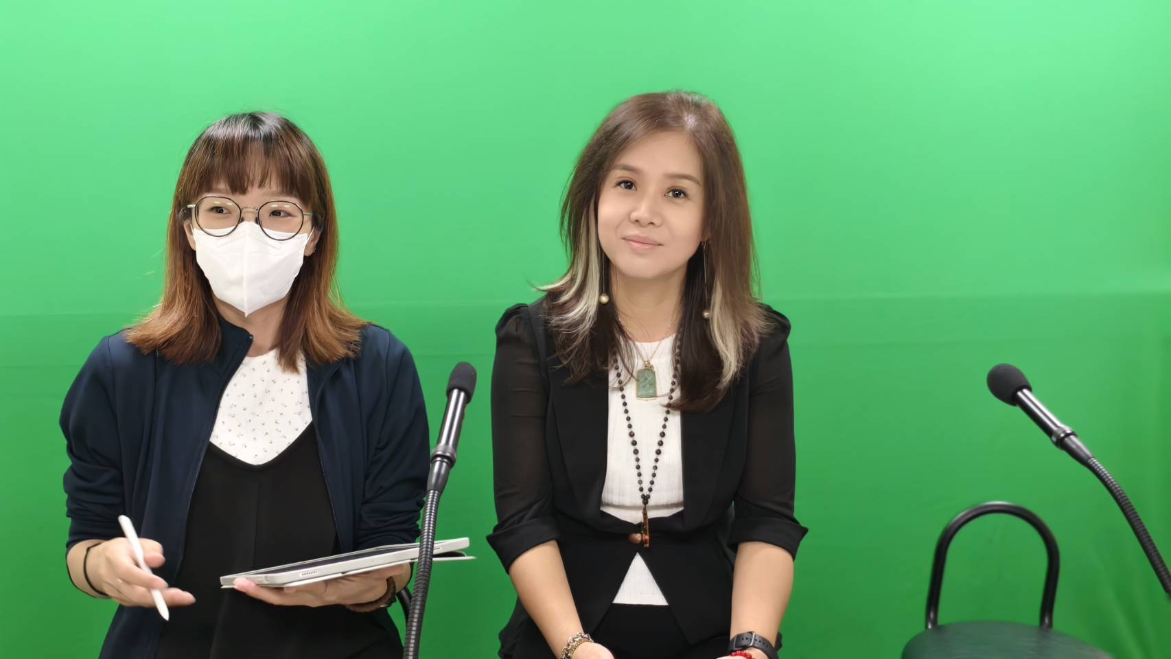 可能是 2 個人和新聞中心的圖像
