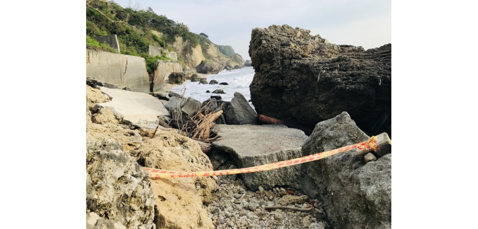 俗稱柴山阿朗壹的沿海小徑潛藏危機,自管處呼籲遊客暫傾斜擋土牆未改善前勿前往