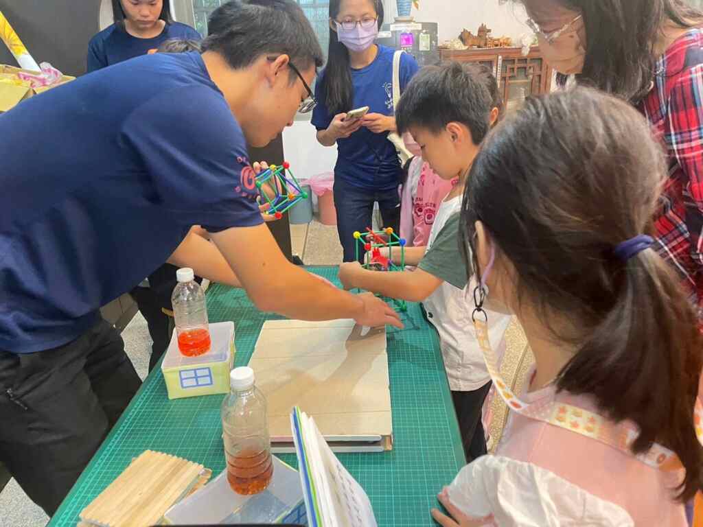 ▲大葉大學消防學程學生說明防災減震原理。（記者林明佑翻攝）