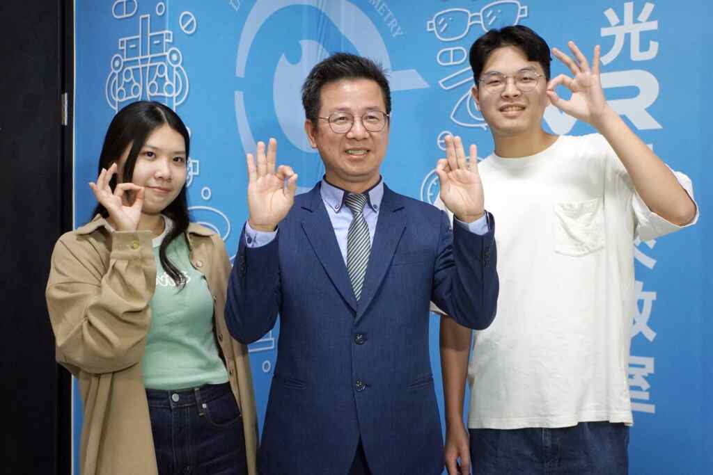 ▲許正格(中)恭喜大葉視光今年畢業的王敏軍(右)在國考名列全國第八名。（記者林明佑翻攝）