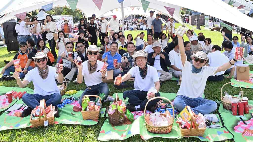 ▲2024台中市中區及西區市民野餐日活動今天於台中市美術園道舉辦，一起度過悠閒的假日時光。（記者張玉泰攝）