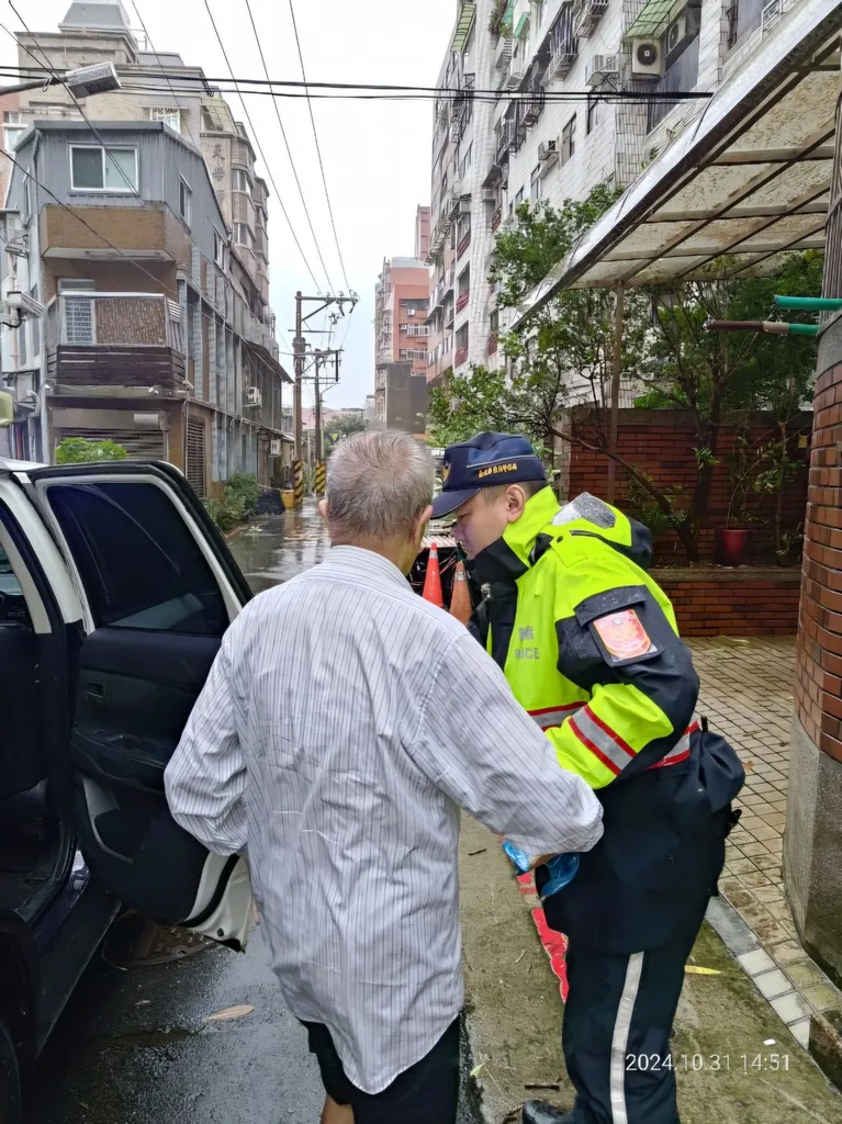 譚等2員認出該老翁為經常走失協尋人士,因適逢颱風過境,為確保林民安全,立即聯繫家屬並載送林民返家