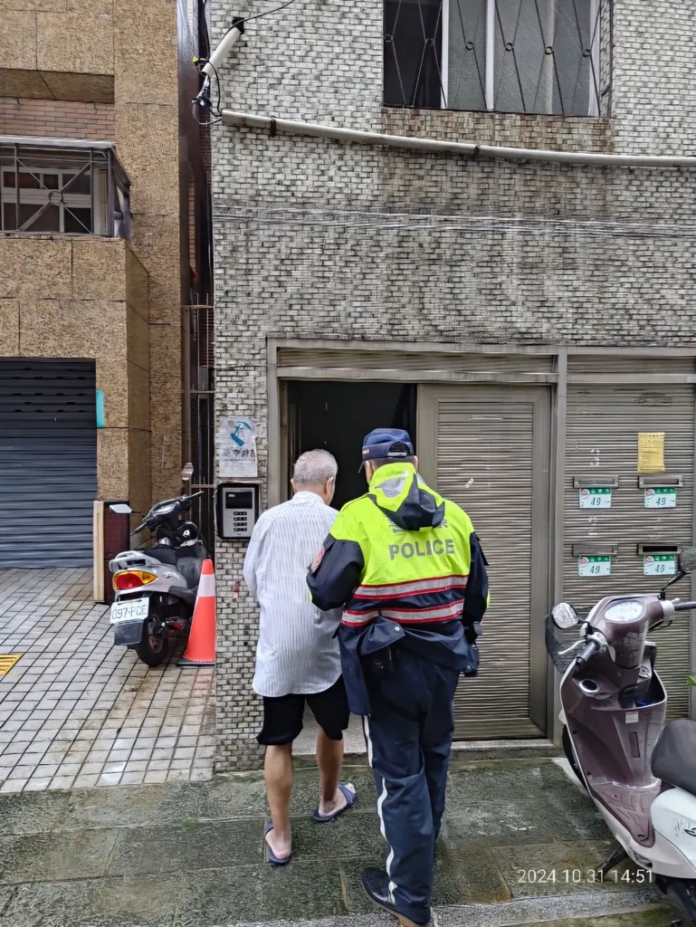 譚等2員認出該老翁為經常走失協尋人士,因適逢颱風過境,為確保林民安全,立即聯繫家屬並載送林民返家