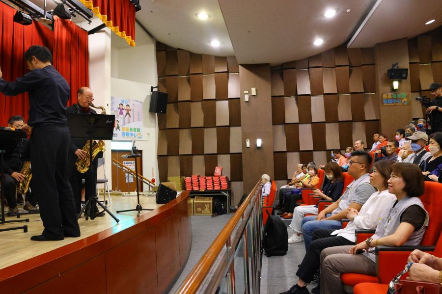 北市名聲樂團長87歲陳世圯率團抵嘉 與嘉市樂齡勇壯樂團同台獲滿堂彩