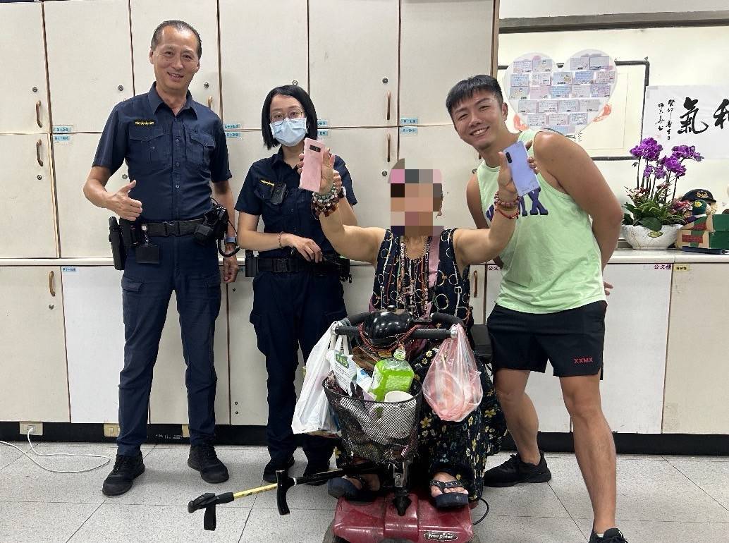 被害人嚴姓女子在華興里里長陳峙穎陪同下至派出所確認失物。（記者 黃荷琇翻攝）